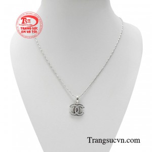 Bộ dây chuyền đẳng cấp quý cô đang trở thành một xu hướng trang sức thời thượng, tạo nên phong cách, đẳng cấp riêng cho phái đẹp. 