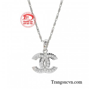 Món trang sức tạo sức hút cho chị em phụ nữ. 