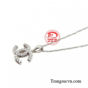 Không những vậy bộ dây chuyền còn là phụ kiện làm đẹp yêu thích tôn lên nét đẹp kiêu sa, quyến rũ của người phụ nữ. 