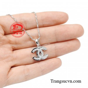 Mặt dây chuyển được gắn đá tinh tế với các đường nét nổi bật, sáng bóng tôn vinh vẻ đẹp của các nàng. 