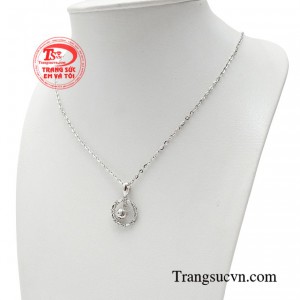 Chiếc mặt dây được lấy ý tưởng từ vòng nguyệt quế kết hợp chiếc dây chuyền 18k lại càng tăng thêm sự rực rỡ, tỏa sáng và lấp lánh hào quang.