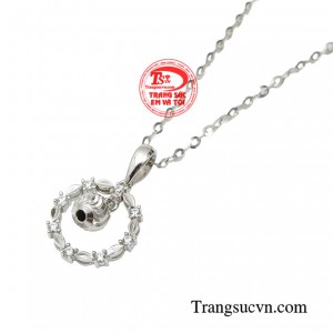 Khuôn mặt bạn như bừng sáng tràn đầy hạnh phúc và niềm vui cùng bộ dây chuyền này.