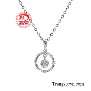 Bộ sản phẩm khiến cho vẻ đẹp của người phụ nữ trở nên đặc biệt hơn.