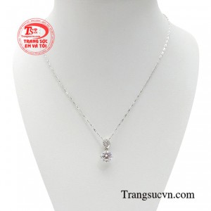 Bộ dây chuyền kiều diễm tinh tế là món trang sức mà bất kỳ chị em nào cũng nên sở hữu. 