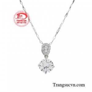 Nữ giới thường đeo dây chuyền để tăng độ thu hút cho vùng cổ và vòng một. 