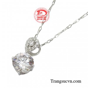 Trong những buổi tiệc, với việc phối hợp cùng bộ đầm trễ vai, bộ dây chuyền sẽ khiến cho nữ giới thêm phần tỏa sáng, khẳng định đẳng cấp của mình.