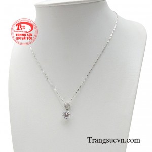 Chỉ cần một bộ dây chuyền đính đá óng ánh cũng giúp người phụ nữ đã như được nâng cấp lên một đẳng cấp khác. 