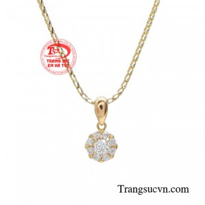 Nét đẹp đó sẽ được cộng hưởng bởi sự quyến rũ và đằm thắm của một người biết rõ điều gì phù hợp với mình, biết bản thân chỉ có thể trở nên xinh đẹp nhất khi chọn trưng diện món trang sức phù hợp.