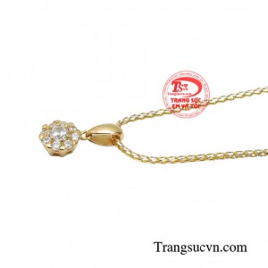 Vì thế, bộ dây chuyền sẽ là món đồ đắc lực giúp bạn thật sự xinh đẹp và khí chất.