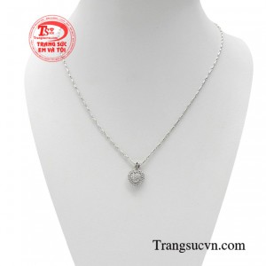 Bộ dây chuyền nữ tính vàng trắng khiến phụ nữ trở nên xinh đẹp, hạnh phúc và rạng ngời.