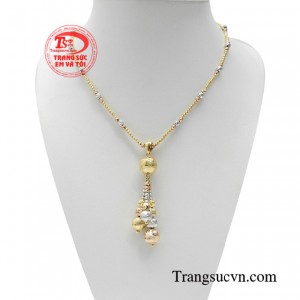 Bộ dây chuyền phong cách nhập khẩu mang đến sự tao nhã, tinh tế cho phái đẹp. 