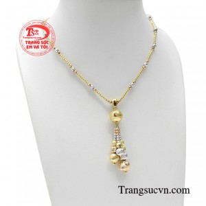 Không hề rườm rà hay phô trương, chỉ với món đồ trang sức đơn giản cũng đủ khiến các nàng đã có được set đồ nữ tính chuẩn thanh lịch. 