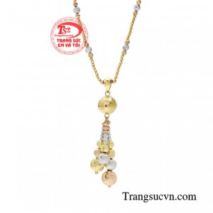 Chỉ với bộ trang sức này bạn không cần trang điểm, ăn diện cầu kì mà vẫn có thể rực rỡ như một đóa hoa. 