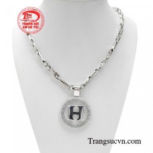 Bộ dây chuyền phong cách phái mạnh thể hiện được khí chất của nam giới.