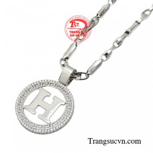 Không chỉ vậy bộ dây chuyền còn dễ dàng phối với nhiều kiểu trang phục giúp người đeo thời trang hơn. 