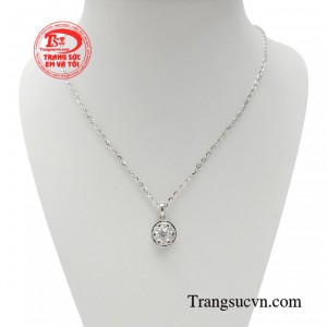 Bộ dây chuyền phong cách thanh lịch là bí quyết giúp gu thẩm mỹ của các nàng được thăng hạng. 