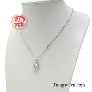 Các chị em hoàn toàn có thể kết hợp cùng nhiều bộ trang phục khác nhau. 