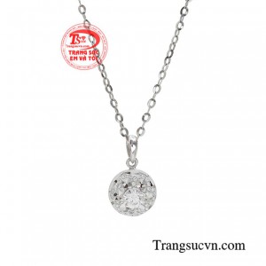 Bộ dây chuyền với thiết kế tinh xảo tạo nét ấn tượng và thể hiện phong cách của bản thân. 