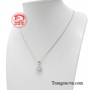 Bộ dây chuyền giúp chị em tăng thêm sự tự tin quyến rũ.