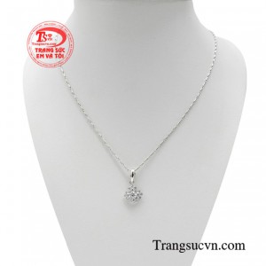 Bộ dây chuyền quý cô thời thượng là sản phẩm mang thiết kế theo phong cách Hàn Quốc tôn lên vẻ đẹp thanh lịch của người phụ nữ.