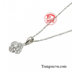 Qua món trang sức này giúp chị em thêm phần xinh đẹp thể hiện cá tính và đẳng cấp cho riêng mình.