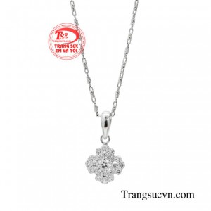Bộ sản phẩm mang phong cách thời thượng cùng lời nhắn nhủ đến phái đẹp cần biết yêu thương bản thân mình.