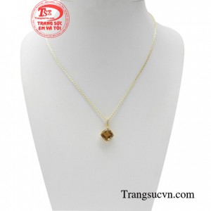 Bộ dây chuyền thạch anh kiêu sa có gắn thạch anh vàng thiên nhiên là món quà ý nghĩa dành tặng những người mệnh thổ và mệnh kim