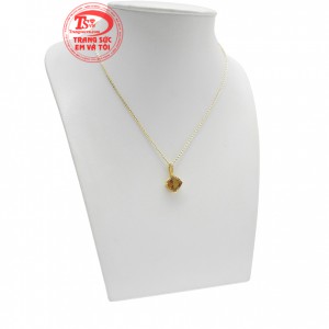 Bộ sản phẩm không chỉ khiến cho các cô gái trông tươi tắn và rạng rỡ hơn mà còn đem đến nét thu hút tạo điểm nhấn nơi đông người