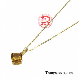 Bộ dây chuyền thạch anh kiêu sa có gắn thạch anh vàng thiên nhiên là món quà ý nghĩa dành tặng những người mệnh thổ và mệnh kim