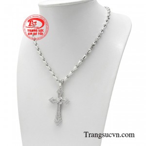 Một bộ dây chuyền thánh giá tuy đơn giản nhưng góp phần không nhỏ cho diện mạo của người đàn ông.