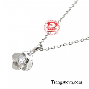 Vì thế, hãy đầu tư thông minh vào món trang sức giúp bạn tự tin và quyến rũ. 