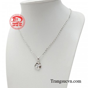 Với chút nhấn nhá trên gương mặt bộ dây chuyền sẽ giúp bạn tỏa sáng hơn, đồng thời cũng là món đồ giúp bạn giữ gìn vẻ đẹp của tuổi thanh xuân. 