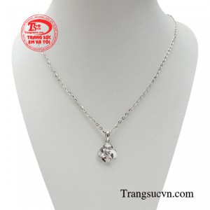 Bộ dây chuyền thanh lịch yêu kiều với thiết kế đồng bộ tạo sự hài hòa cho bộ trang phục thêm phần sang trọng và lôi cuốn. 