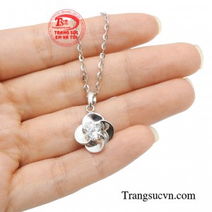 Vậy nên, bộ dây chuyền sẽ là món đồ đắc lực giúp bạn thật sự xinh đẹp và khí chất.