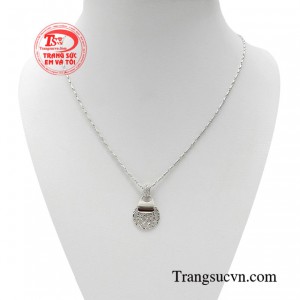 Bộ dây chuyền thiết kế nhập khẩu là món phụ kiện quan trọng luôn đi theo chị em trong mọi khoảnh khắc của cuộc sống.