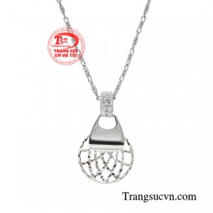 Chính vì thế, bất kể trong hoàn cảnh nào, quý cô cũng cần phải lựa chọn bộ dây chuyền xứng tầm và thật sự khác biệt nếu không muốn bản thân bị đụng hàng.