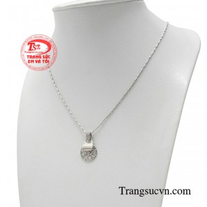 Bạn nên sở hữu cho mình bộ dây chuyền để giúp tăng thêm sự tự tin và tỏa sáng.