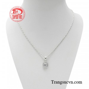 Bộ dây chuyền thời trang hiện đại dành riêng cho các cô gái mong ước hướng đến sự trưởng thành, thanh lịch, nhưng vẫn giữ được nét trẻ trung.