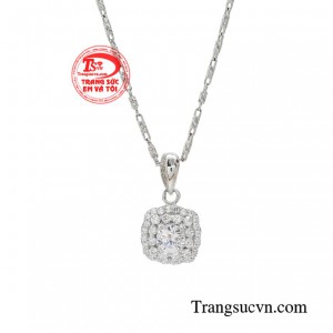 Chị em hoàn toàn có thể xây dựng phong cách trẻ trung và thời thượng, nhưng vẫn đảm bảo được nét thanh lịch với món trang sức này.