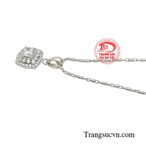 Chẳng những vậy, đây còn là món trang sức hữu dụng xóa tan vẻ ngoài nhạt nhẽo.