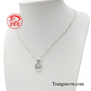 Khuôn mặt sẽ rạng rỡ, tỏa sáng nhờ điểm nhấn của bộ dây chuyền.