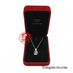 Muốn tạo được sự thu hút thì chính bản thân trước tiên phải là tỏa sáng. Do đó, việc sử dụng trang sức làm đẹp sẽ giúp chị em thêm tự tin và xinh đẹp.