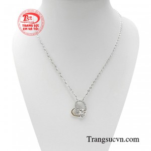 Bộ dây chuyền trái tim ngây thơ giúp tăng thêm vẻ đẹp yêu kiều, góp phần giúp người phụ nữ trở nên trẻ trung và hấp dẫn.
