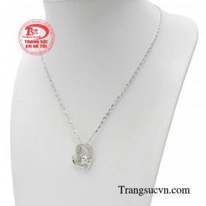 Với kiểu dáng nhẹ nhàng bay bổng cùng chất liệu vàng trắng 18k, phái đẹp hoàn toàn có thể khiến bản thân mình trở nên tự tin hơn.