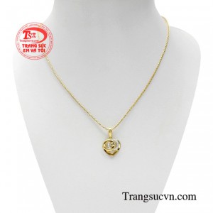 Bộ dây chuyền trái tim sắc son được kết hợp một cách hài hòa đem lại nét duyên dáng, thanh lịch đến cho người đeo.