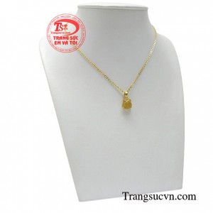 Bộ dây chuyền có gắn thạch anh tóc thiên nhiên mang đến nhiều may mắn, sức khỏe cho người mệnh kim và mệnh thổ