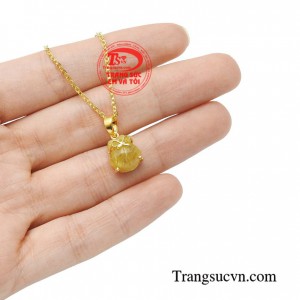 Bộ dây chuyền có gắn thạch anh tóc thiên nhiên mang đến nhiều may mắn