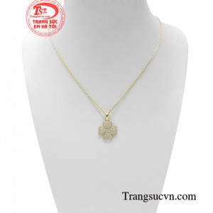 Bộ dây chuyền vàng tây may mắn làm tô điểm thêm phần xinh đẹp cho gương mặt bừng sáng và tôn lên nét duyên dáng kiều diễm
