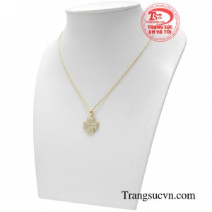 Các chị em có thể biến tấu bộ dây chuyền theo hơi hướng hiện đại để tôn lên nét đẹp trẻ trung, quyến rũ vốn có của mình