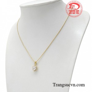 Điểm nhấn của bộ trang sức này là mặt dây chuyền được đính đá cao cấp sáng lấp lánh tạo sức hút cho phái đẹp